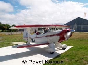 Небольшой спортивный самолет возле ангара после посадки