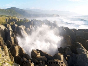 Фонтан океанской воды из большой “Раковины” Национального парка Папароа