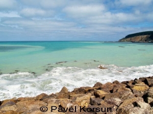Изумрудно-голубой цвет океана в районе города Оамару 