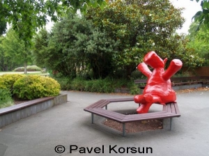 Скульптура радостного бегемота в парке Хэглей города Крайстчерч