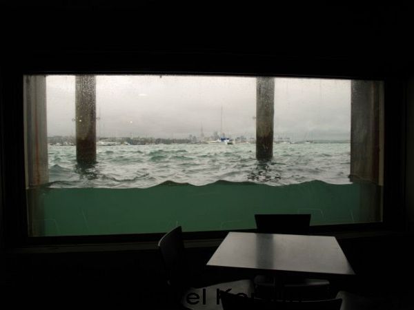 Подводное кафе с видом на океан и яхты