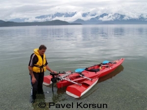Чудак изобретатель Питер Гордон со своим новым видом катамарана на озере Манапоури 