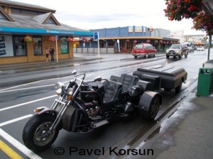 Мотоцикл с прицепом на улице города Нью-Плимут 