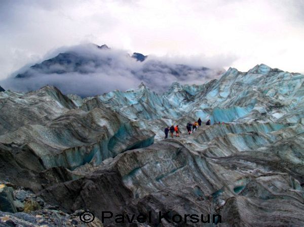 Команда альпинистов поднимается на вершину ледника Фокс