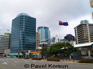 Флаг Новой Зеландии реющий над улицами Веллингтона