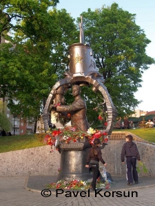 Памятник известному подводнику Александру Маринеско командиру подводной лодки С-13 в Калининграде