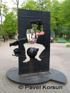 Памятник Барону Мюнхгаузену летящему на ядре