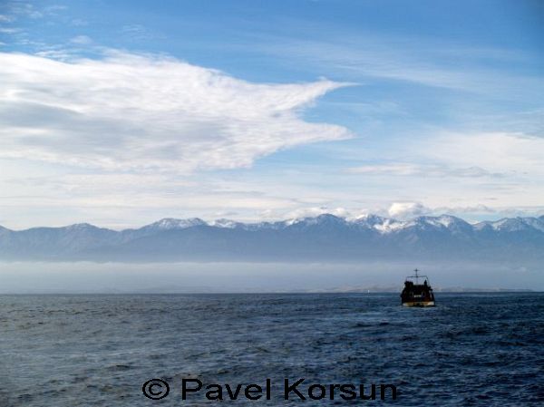 Катамаран в поисках китов над каньоном Кайкаура на фоне альпийских гор
