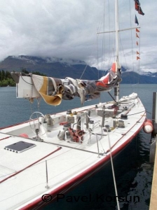 Яхта “Новая Зеландия” - NZL 14 класса "Кубок Америки" пришвартованная у причала