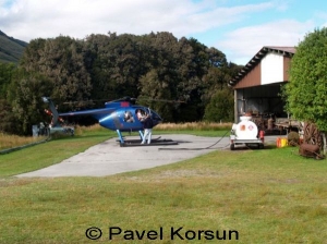 Вертолет на вертолетной площадке - подготовка к вылету и заправка топливом