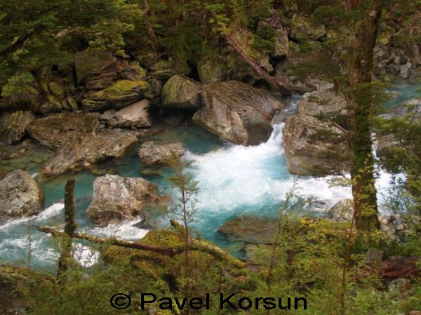 Небольшой водопад горной реки природного заповедника Рутберн Трек 