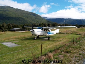 Небольшой самолет на частном аэродроме недалеко от перевала Хааст 