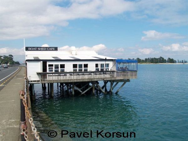 Кафе “Boat Shed Cafe” на побережье города Нельсон