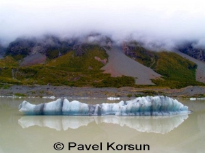 Обломок ледника плавающий в ледниковом озере возле горы Кука