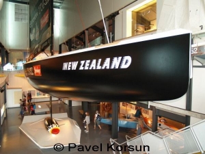 Легендарная яхта "NZL 32 Black Magic" в морском музее "Вояджер"