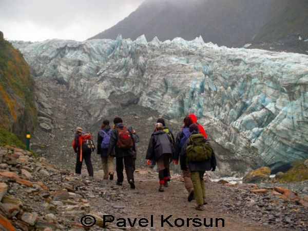 Команда-группа туристов направляется к леднику Фокс