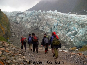 Команда-группа туристов направляется к леднику Фокс