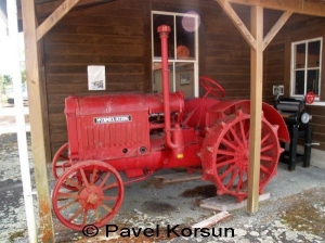 Классический ретро трактор “McCormick Deering"