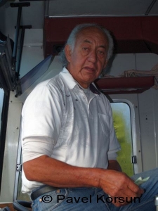 Коренной житель маори - водитель автобуса в Новой Зеландии