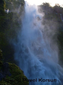 Воды водопада Стирлинг падают во фьорд с высоты сто пятьдесят пять метров
