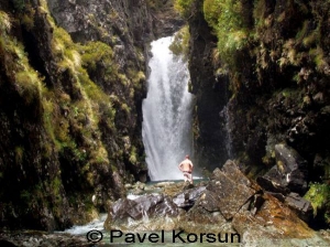 Мужчина собирающийся искупаться в водопаде Рутберн Фолс 