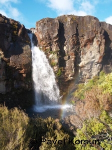 Ущелье извергающее водопад Таранаки и радуга 