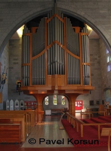 Большой орган стоящий на четырех деревянных колонах костела Церкви Христа 