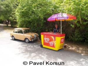 Продавец мороженого и автомобиль Мини