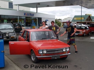 Новозеландские парни рядом с ретро автомобилем “Datsun 510” 