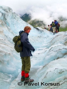 Туристка из Англии отставшая от группы на фоне ледника Фокс