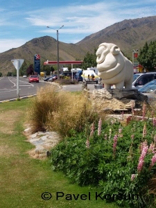Памятник барану (овце) недалеко от дороги возле заправочной станции