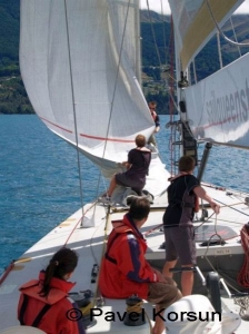 Команда яхты "Новая Зеландия" майнает стаксель