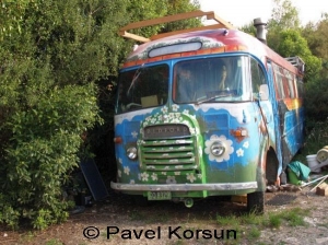 Старый ретро автобус Бедфорд - жизнь хиппи