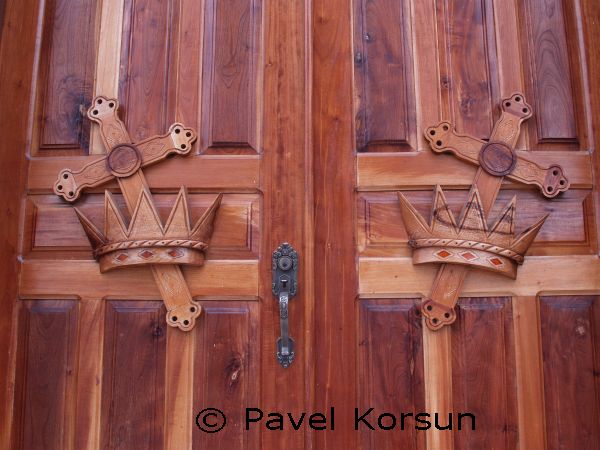 Двери храма с символом власти Христа