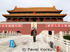Ворота Тяньаньмэнь, портрет Мао Цзедуна и постовой солдат