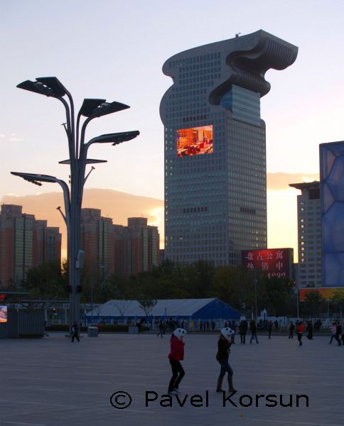 Семизвездочный отел в виде факела на Олимпийской площади