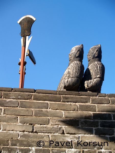 Два теракотовых воина на Великой Китайской Стене