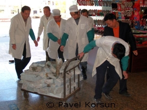Работники нефритовой фабрики везут тележку с нефритом