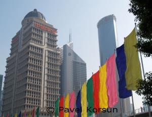 Небоскребы и флаги в центре Шанхая