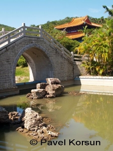 Китайский мостик через реку и пагода в роще бамбука