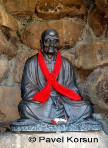 Скульптура Будды медитирующего  в пещере