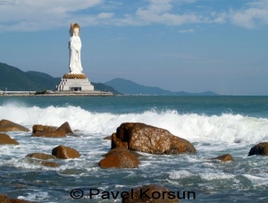 Белоснежная статуя Богини Милосердия на острове у берега Тихого океана