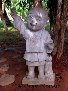 Скульптура мальчика дворника, но без метлы