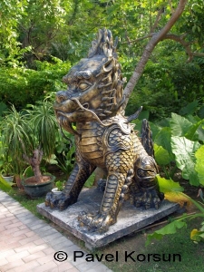 Бронзовая статуя дракона посреди джунглей