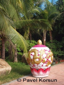 Керамическая амфора с изображением дракона возле пальм