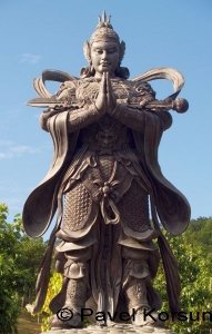 Статуя древнего воина Мира