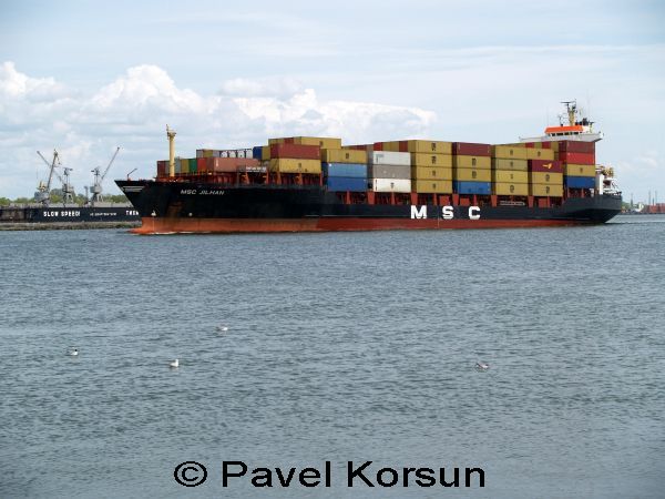 Судно контейнеровоз MSC идет по Калинингра́дскому морскому судоходному каналу