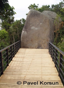 Мост, упирающийся в большой камень
