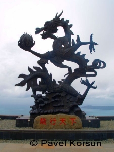 Большая бронзовая статуя дракона держащего шар 