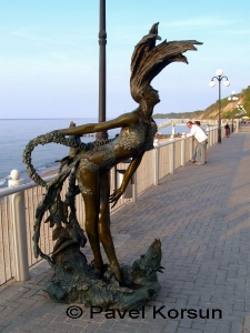 Скульптура современной русалки на набережной Светлогорска
